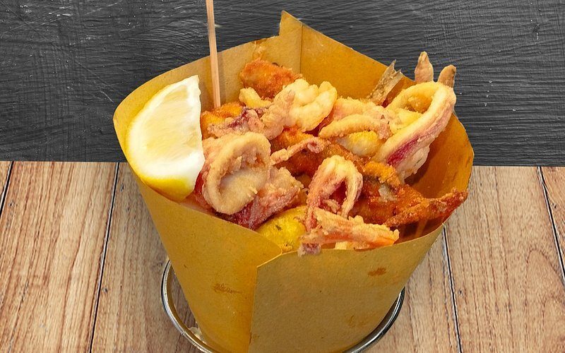 Cono di fritto di mare caldo e croccante